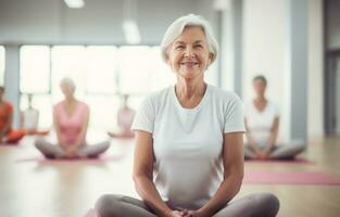 ai genererad äldre människor praktiserande yoga i de Gym foto