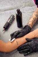 tatuering konstnär rensning tatuerade hud med antibakteriell skum foto