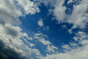 en se av de himmel med moln foto