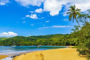 mangrove- och pouso -strand på den tropiska ön ilha grande brazil. foto