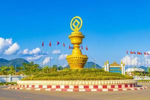 luang prabang, laos 2018- gyllene trafikcirkelvägar gator och stadsbild luang prabang laos foto