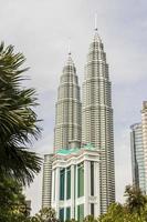 petronas tvillingtorn mellan palmerna i Kuala Lumpur, Malaysia. foto