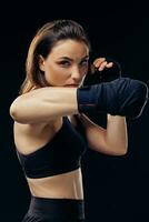 atletisk kvinna i boxning vantar är praktiserande karate i studio. foto
