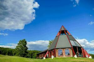 en triangel- röd kyrka foto