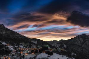 alpin by vinter efter solnedgången foto