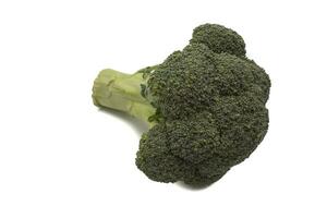 rå broccoli isolerat på vit bakgrund. dess fiber innehåll är riklig och bidrar betydligt till har en bättre mag-tarmkanalen genomresa. foto