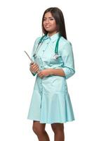förtjusande indisk kvinna läkare sjuksköterska med stetoskop i akvamarin klänning isolerat på vit bakgrund foto