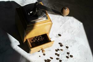 hela rostad kaffe bönor i de låda av en årgång trä- kaffe kvarn foto