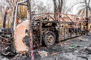 bränd buss syns på gatan efter att ha tagits i brand under resor, efter brand