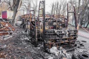 bränd buss syns på gatan efter att ha tagits i brand under resor, efter brand