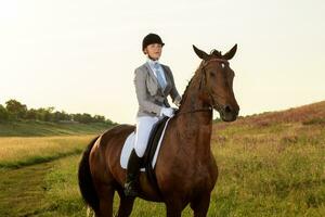ryttare sport. ung kvinna ridning häst på dressyr Avancerad testa foto