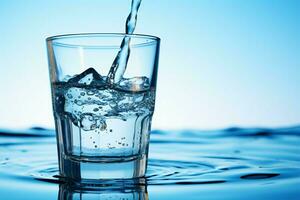 ai genererad hydratisering ögonblick vatten häller in i en glas mot blå bakgrund foto