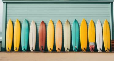 ai genererad en färgrik gäng av surfa styrelser är lutande mot en trä- dörr foto