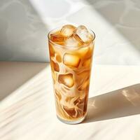 ai genererad iced kaffe dryck i en kristall glas på de vit tabell i naturlig ljus, lång skuggor, minimalistisk Foto