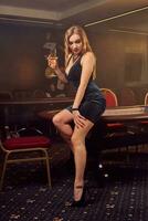 ung skön lady är Framställ Sammanträde på en en poker tabell i lyx kasino. foto