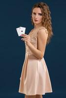 skön caucasian kvinna med poker kort hasardspel i kasino. studio skott foto