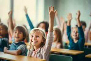 ai genererad barn är höjning deras händer i en klassrum foto