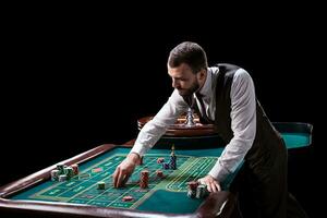 croupier Bakom hasardspel tabell i en kasino. foto