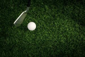 golf boll stänga upp på tee gräs på suddig skön landskap av golf bakgrund. begrepp internationell sport den där bero på precision Kompetens för hälsa avslappning. foto