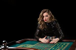 kvinna spelar i kasino. kvinna insatser pålar av pommes frites spelar rou foto