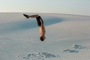 man studie parkour på deras egen. akrobatik i de sand foto