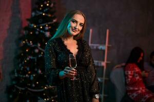 skön ung kvinna med glas av champagne på jul fest foto