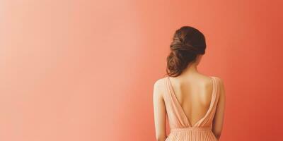 ai genererad ai generation. ung kvinna i lång klänning på persika bakgrund. tillbaka se. mode Foto