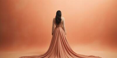 ai genererad ai generation. ung kvinna i lång klänning på persika bakgrund. tillbaka se. mode Foto