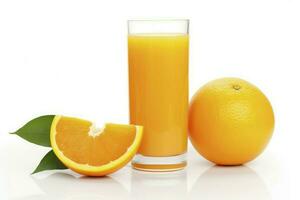 ai genererad skön frukt dryck glas med orange juice och skivor apelsiner isolerat foto