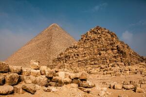 känd egyptisk pyramider av giza. landskap i egypten. pyramid i öken. afrika. undra av de värld foto
