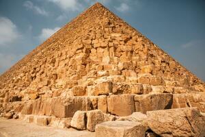 känd egyptisk pyramider av giza. landskap i egypten. pyramid i öken. afrika. undra av de värld foto