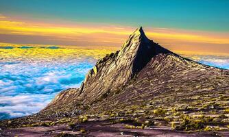 montera kinabalu med ljus av soluppgång på berg. resa resa, vandring i kinabalu nationell parkera. kota kinabalu - malasia. foto