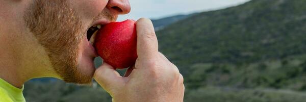 ai genererad bitande färsk äpple, naturskön natur bakgrund foto