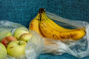 ai genererad färsk frukt i plast matvaror väsentliga foto