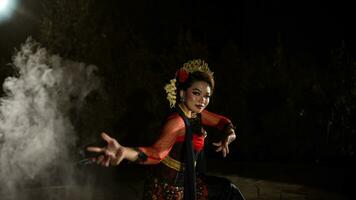 en javanese dansare klädd i traditionell röd kläder förtrollade de publik med henne graciös rörelser den där blandad med de melodi foto
