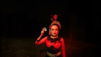 en grupp av kvinna dansare med ansikten full av tung emotionell bördor Sammanträde i de mörk av natt foto