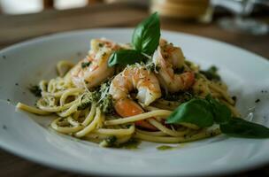 ai genererad räka och pesto spaghetti på en vit tallrik foto