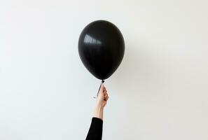 ai genererad en person innehar ut en svart ballong, foto