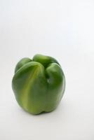 färsk grön peppar med vit bakgrund foto