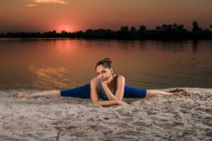 yoga på solnedgång på de strand. foto