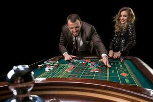man och kvinna spelar på roulett tabell i kasino foto