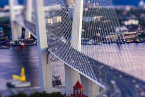 stadslandskap med utsikt över den gyllene bron. vladivostok, ryssland foto