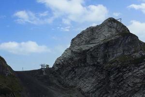 bergslandskap med moln utan människor foto