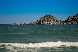 marinmålning med utsikt över vackra stenar. foto