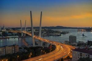 stadslandskap med utsikt över den gyllene bron. vladivostok, ryssland foto