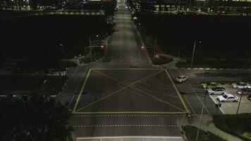 de ljus på de skiljeväg på natt och rörelse av bilar. skott. väg genomskärning trafik på natt i de Centrum av de stor stad. foto