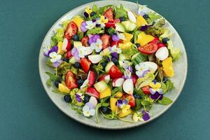 vegetabiliska sallad dekorerad med blommor. foto