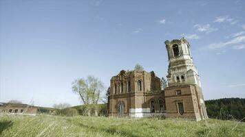 ruiner av ett övergiven kyrka från röd tegelstenar i Ryssland. video. utomhus- på fält på blå sommar himmel bakgrund. skön naturskön se av gammal buddist tempel på de bakgrund av fält. foto