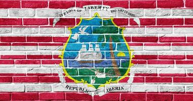 flagga och täcka av vapen av republik av Liberia på en texturerad bakgrund. begrepp collage. foto