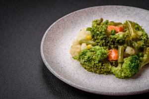 utsökt färsk grönsaker ångad morötter, broccoli, blomkål foto